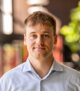 Portræt af ung  mandling graduate hos PFA