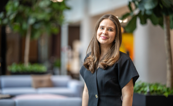 Portræt af Josefine, der er finanselev i PFA